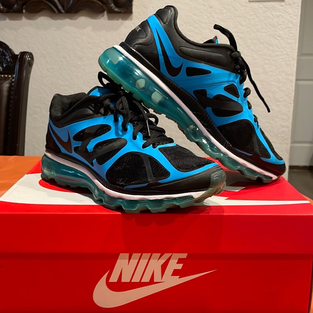Woman’s Nike Air Max Size: 7.5 Black & Blue.